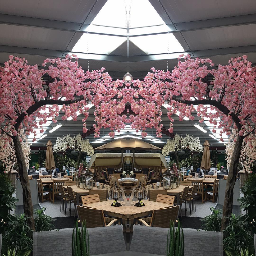 門店內(nèi)裝飾這樣的仿真樹，確是不錯的選擇